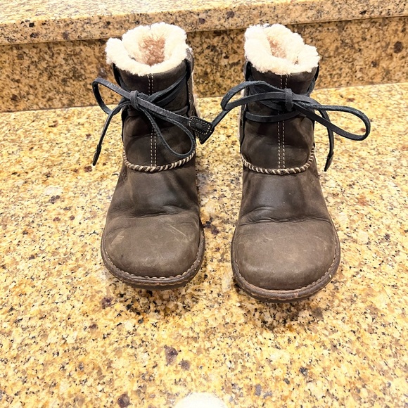 Ugg Australia Cove Womens Ankle Boots Size 7 Brown Leather Shearling Lined 5136 - Picture 2 of 10